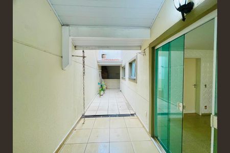 Casa de condomínio à venda com 210m², 3 quartos e 3 vagasCorredor externo