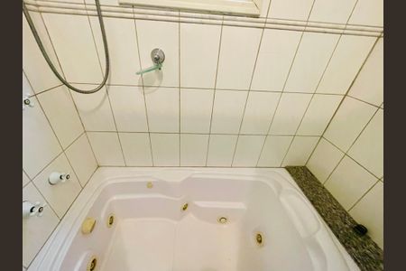 Casa de condomínio à venda com 210m², 3 quartos e 3 vagasBanheiro Suíte