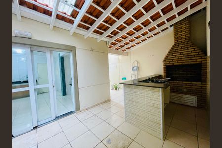 Casa de condomínio à venda com 210m², 3 quartos e 3 vagasChurrasqueira