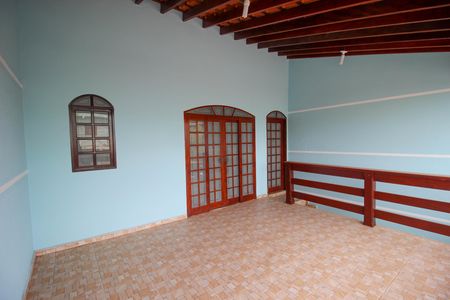 Casa para alugar com 180m², 2 quartos e 1 vaga Casa para alugar com 180m², 2 quartos e 1 vagaVaranda