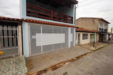 Casa para alugar com 180m², 2 quartos e 1 vaga Casa para alugar com 180m², 2 quartos e 1 vagaFachada