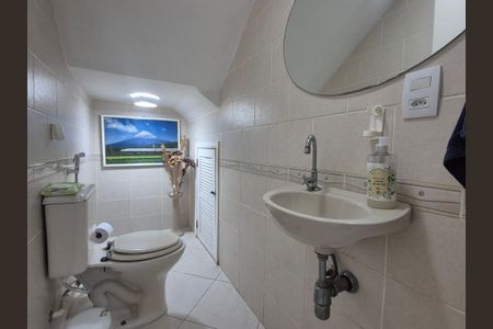 Casa de condomínio à venda com 400m², 4 quartos e 2 vagasLavabo