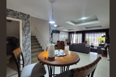 Sala de casa de condomínio à venda com 4 quartos, 400m² em Recreio dos Bandeirantes, Rio de Janeiro