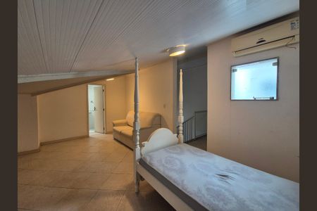 Casa de condomínio à venda com 400m², 4 quartos e 2 vagasSótão