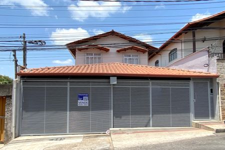 Casa à venda com 75m², 3 quartos e 1 vagaFachada