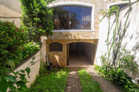 Casa à venda com 251m², 4 quartos e 3 vagas Casa à venda com 251m², 4 quartos e 3 vagasFachada Interna