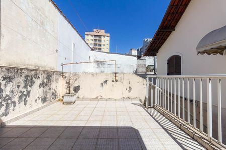 Casa à venda com 251m², 4 quartos e 3 vagas Casa à venda com 251m², 4 quartos e 3 vagasVaranda