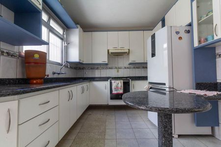 Casa à venda com 251m², 4 quartos e 3 vagas Casa à venda com 251m², 4 quartos e 3 vagasCozinha