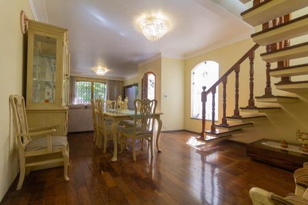 Casa à venda com 251m², 4 quartos e 3 vagas Casa à venda com 251m², 4 quartos e 3 vagasSala