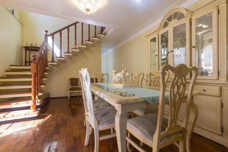 Casa à venda com 251m², 4 quartos e 3 vagas Casa à venda com 251m², 4 quartos e 3 vagasSala