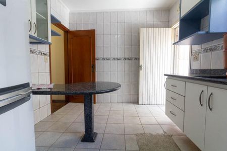 Casa à venda com 251m², 4 quartos e 3 vagas Casa à venda com 251m², 4 quartos e 3 vagasCozinha