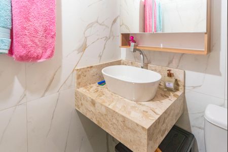 Casa à venda com 172m², 3 quartos e 2 vagas Casa à venda com 172m², 3 quartos e 2 vagasBanheiro Social