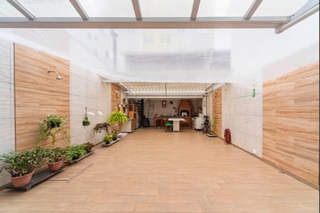 Casa à venda com 172m², 3 quartos e 2 vagas Casa à venda com 172m², 3 quartos e 2 vagasQuintal Fundos