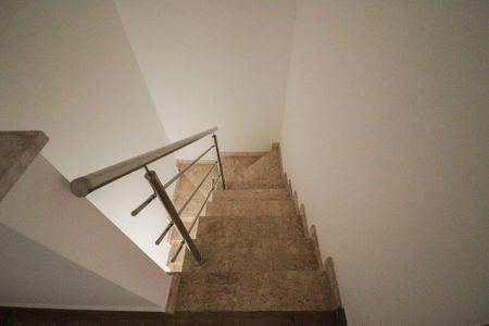 Casa à venda com 115m², 3 quartos e 2 vagasEscada