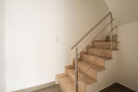 Casa à venda com 115m², 3 quartos e 2 vagasEscada