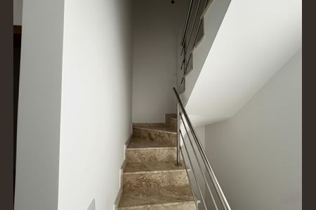 Casa à venda com 120m², 3 quartos e 2 vagasEscada