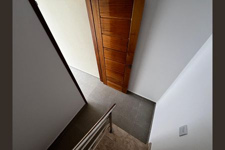 Casa à venda com 120m², 3 quartos e 2 vagasEscada