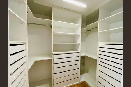 Closet Suíte 2 de apartamento para alugar com 3 quartos, 215m² em Sumaré, São Paulo