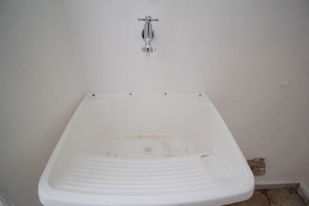 Casa para alugar com 54m², 2 quartos e 1 vagaÁrea de Serviço