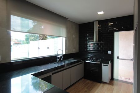 Casa à venda com 504m², 8 quartos e 7 vagasCozinha - Casa 2