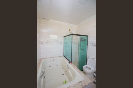 Casa para alugar com 700m², 5 quartos e 14 vagasBanheiro da Suíte 1