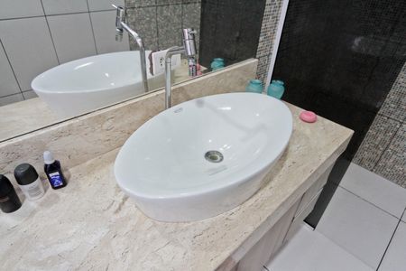 Casa à venda com 260m², 2 quartos e 3 vagasBanheiro da Suíte 2