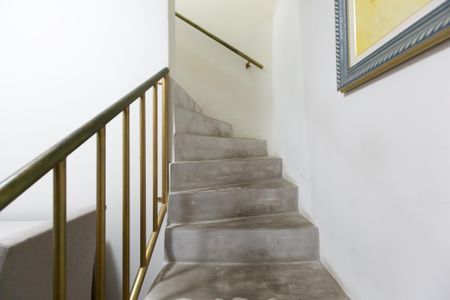 Casa à venda com 200m², 2 quartos e 1 vaga Casa à venda com 200m², 2 quartos e 1 vagaEscada