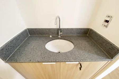 Banheiro de kitnet/studio para alugar com 1 quarto, 29m² em Pinheiros, São Paulo