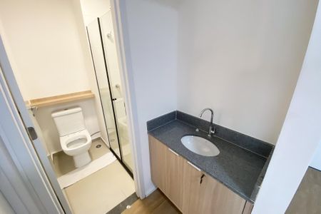 Banheiro de kitnet/studio para alugar com 1 quarto, 29m² em Pinheiros, São Paulo