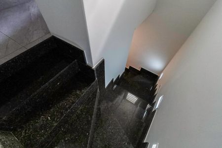 Casa de condomínio à venda com 124m², 3 quartos e 2 vagasEscada