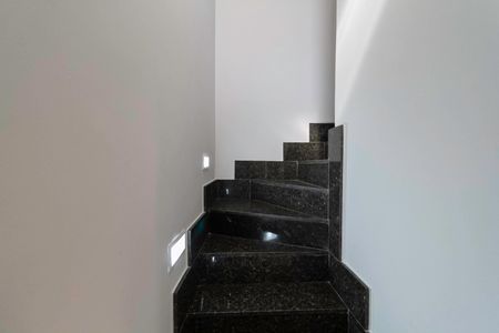 Casa de condomínio à venda com 124m², 3 quartos e 2 vagasEscada