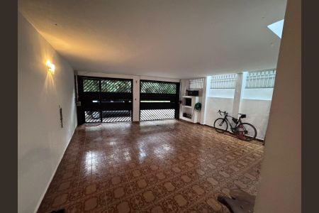 Casa à venda com 3 quartos, 250m² em Jardim Rizzo, São Paulo