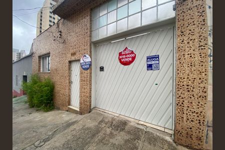 Casa à venda com 350m², 3 quartos e 4 vagasFachada - Placa