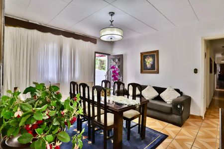 Casa à venda com 350m², 3 quartos e 4 vagasSala