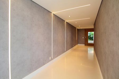 Casa de condomínio à venda com 850m², 4 quartos e 6 vagasCorredor do hall para a sala