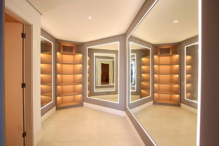 Casa de condomínio à venda com 850m², 4 quartos e 6 vagasCloset quarto 1 suíte master