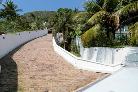 Casa de condomínio à venda com 850m², 4 quartos e 6 vagasRampa de entrada