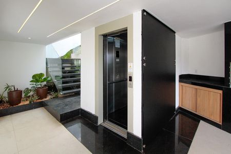 Casa de condomínio à venda com 850m², 4 quartos e 6 vagasElevador 