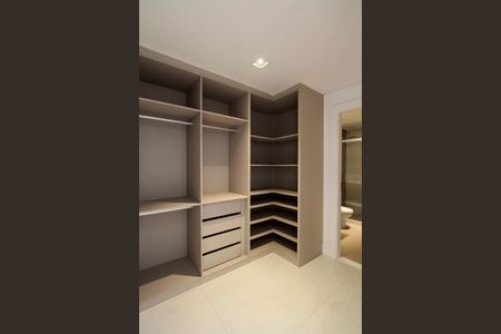 Casa de condomínio à venda com 850m², 4 quartos e 6 vagasCloset suíte 2