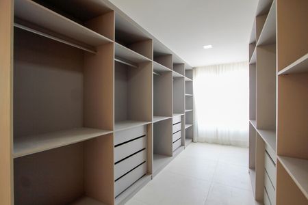 Casa de condomínio à venda com 850m², 4 quartos e 6 vagasCloset quarto 1 suíte master