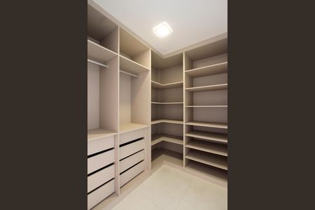 Casa de condomínio à venda com 850m², 4 quartos e 6 vagasCloset suíte 3