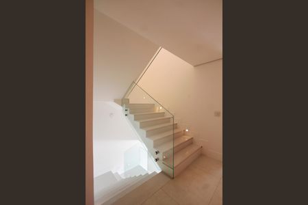 Casa de condomínio à venda com 850m², 4 quartos e 6 vagasEscada