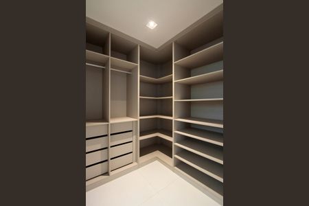 Casa de condomínio à venda com 850m², 4 quartos e 6 vagasCloset suíte 4