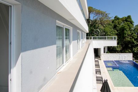 Casa de condomínio à venda com 850m², 4 quartos e 6 vagasVaranda das suítes 1, 2 e 3.