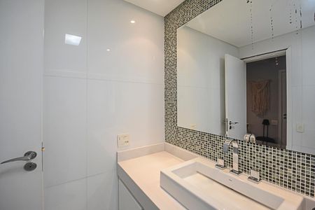 Apartamento à venda com 242m², 4 quartos e 3 vagasBanheiro da Suíte 2