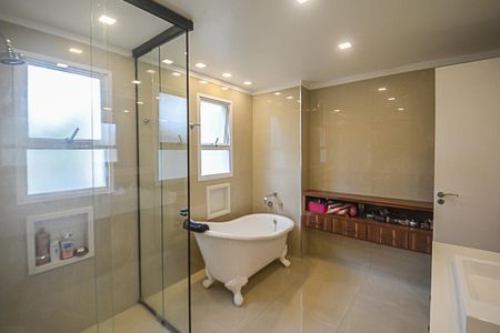 Apartamento à venda com 242m², 4 quartos e 3 vagasBanheiro da Suíte 1