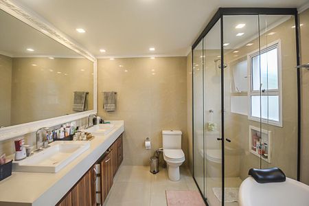 Apartamento à venda com 242m², 4 quartos e 3 vagasBanheiro da Suíte 1