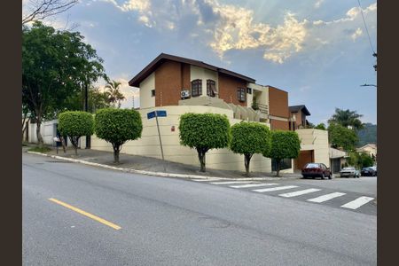 Casa à venda com 380m², 3 quartos e 5 vagas Casa à venda com 380m², 3 quartos e 5 vagasFachada
