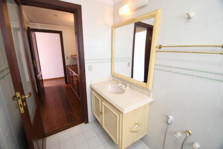 Casa de condomínio para alugar com 487m², 4 quartos e 3 vagasBanheiro da Suíte 2