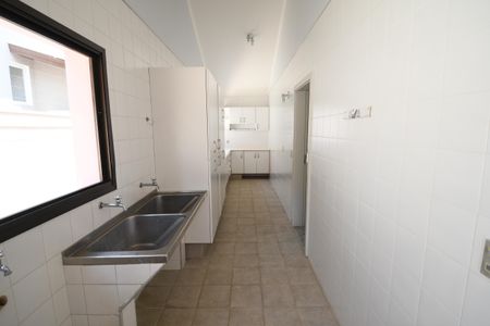 Casa de condomínio para alugar com 487m², 4 quartos e 3 vagasÁrea de Serviço